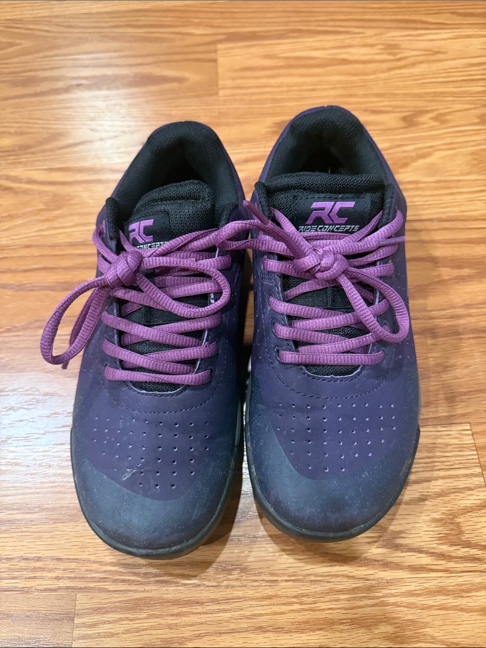 Women's flat pedal bike shoe
